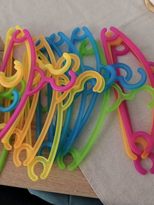 Children's hangers like new, pack of 18 in various colors