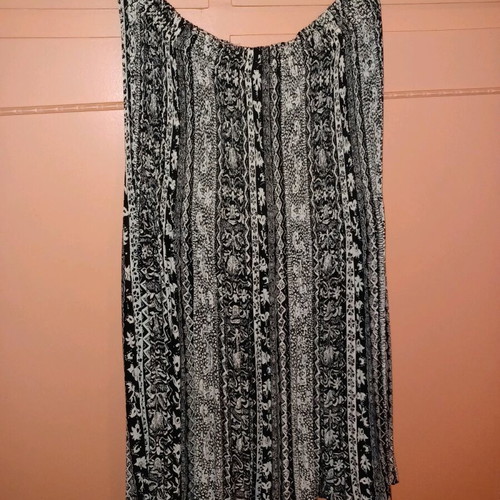 Pleated skirt used with elastic waist, black and white