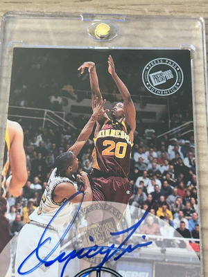 Κάρτα Quincy Lewis Minnesota Ολυμπιακός Press Pass 1999 σαν καινούργιο με υπογραφή σε ακρυλική θήκη