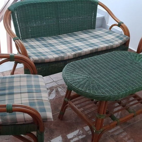 Bamboo set of 4 pieces like new with cushions
