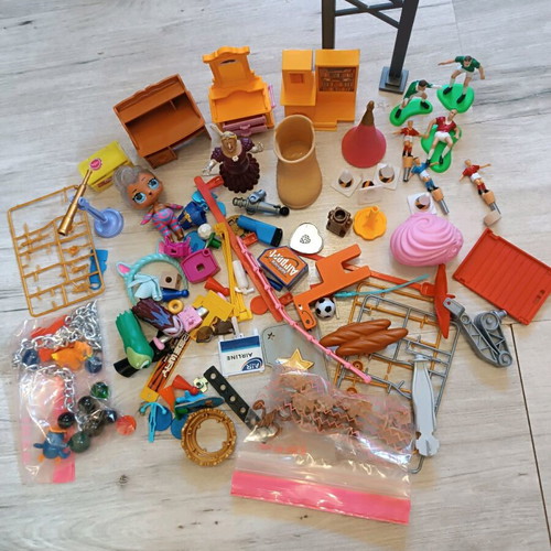 Playmobil used, pack of 13 Geobra 1987 figures and other toys