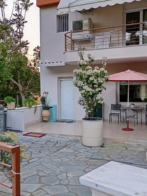 Μεζονέτα 151 τ.μ. στα Πεύκα με 4 υπνοδωμάτια, 3 μπάνια, κήπο και αποθήκη