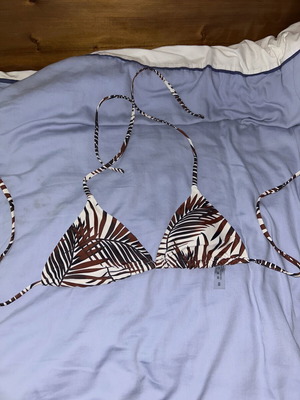 Swimwear top size XS like new, fits size 2 (75B)