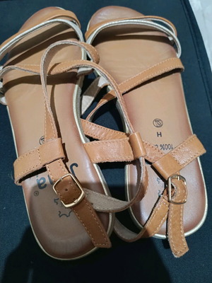 Πέδιλα μεταχειρισμένα με δερμάτινο super comfort πάτο, μέγεθος 37, μπεζ και ασημί λουράκια