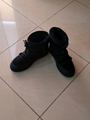 Γυναικείες μπότες χιονιού H&M νούμερο 38 σαν καινούργιες, μαύρες