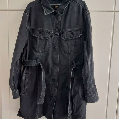 Lee long jacket with belt size M like new, black