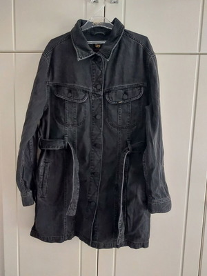 Lee long jacket with belt size M like new, black