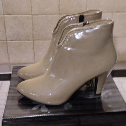 Women’s ankle boots beige patent leather like new, size 37