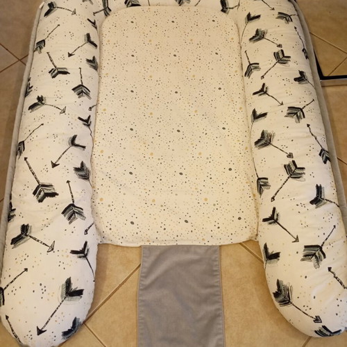 La Millou Baby Nest Royal Arrows like new, grey details