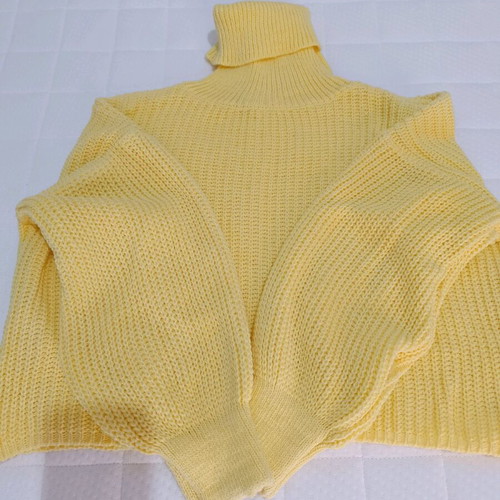 Knitted yellow sweater new, one size