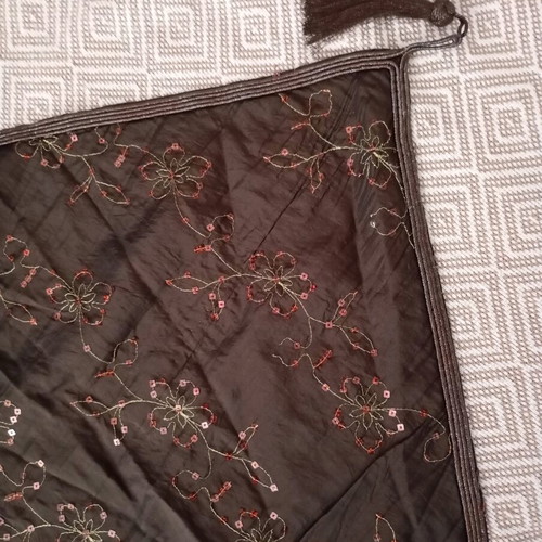 Table runner like new with pearls and brown embroidery