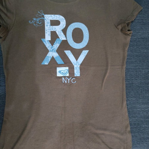 Roxy T shirt like new, brown, size M