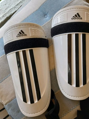 Adidas men's shin guards like new, size large
