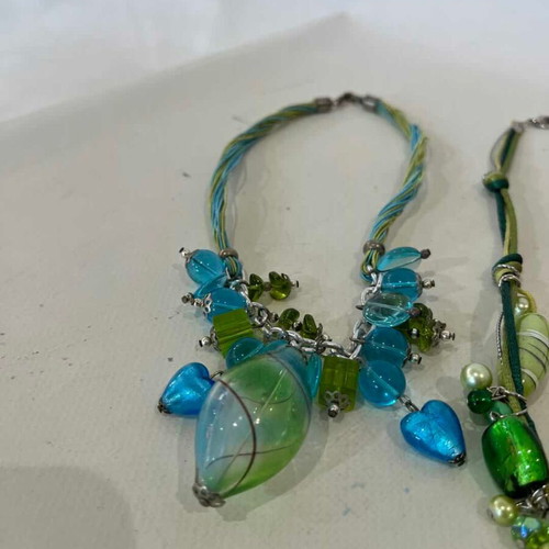 Set of 2 vintage women's necklaces with blue and green beads, 22cm