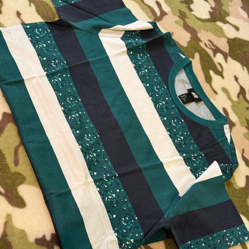 H&M T-shirt like new, size Small, multicolored green
