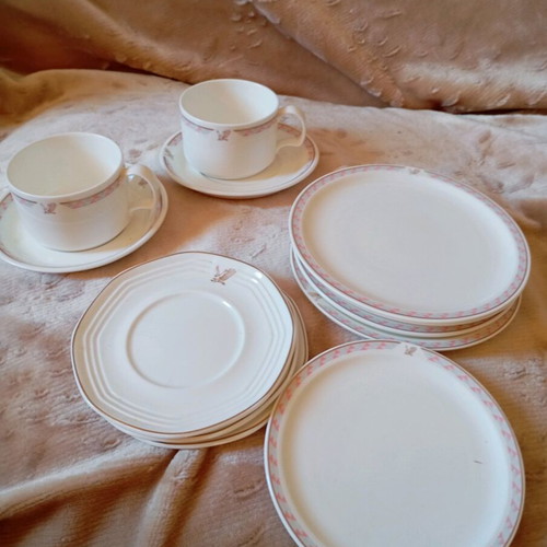 Gulf Air porcelain lot like new, 13 pieces from Bahrain airlines