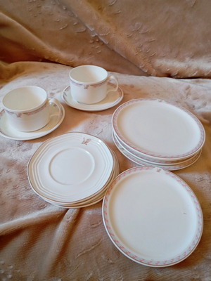 Gulf Air porcelain lot like new, 13 pieces from Bahrain airlines