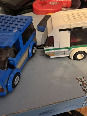 Lego camper like new with instructions and figures, one piece missing