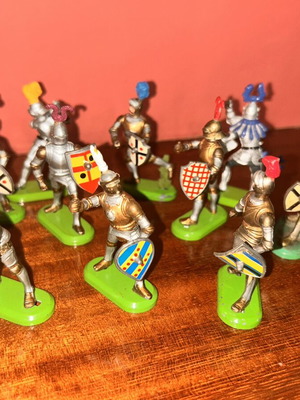 Britains knights figures set of 10 used