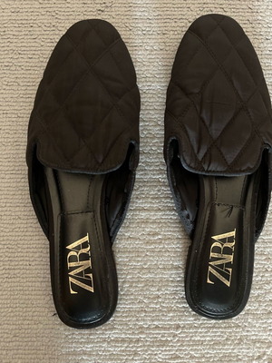 Flat mules Zara καπιτονέ μαύρα, μέγεθος 36 μεταχειρισμένα