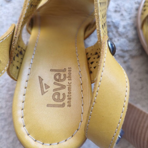 Level Anatomic women's anatomical yellow leather sandals size 37 like new