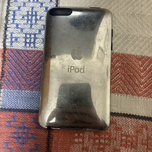 iPod Touch 2 used with slightly cracked screen