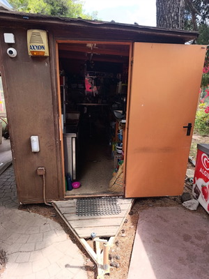 Trailer Cantina Fully Equipped With Coffee Machine And Security System