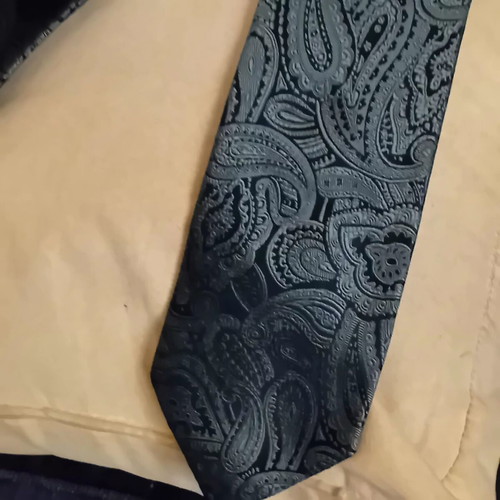Silk tie, like new, black and green