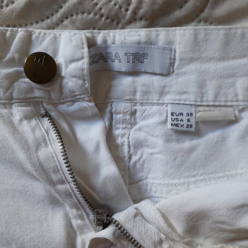 Zara mini skirt like new, white, zipper front, pockets, size M