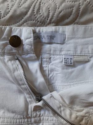 Zara mini skirt like new, white, zipper front, pockets, size M