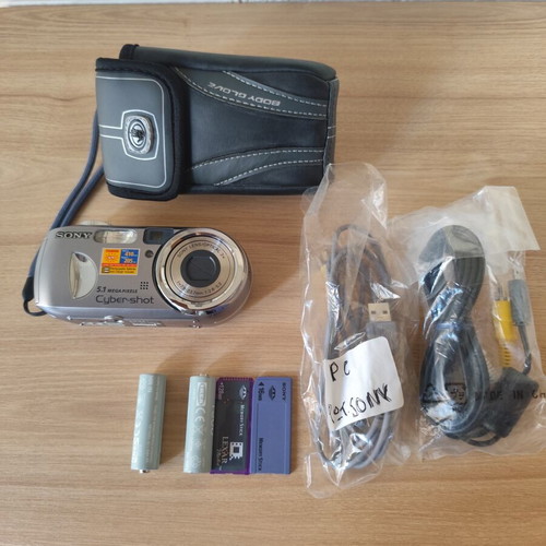 Sony Cyber-shot DSC-P93A digital camera like new with accessories