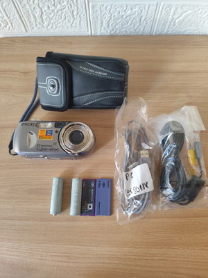 Sony Cyber-shot DSC-P93A digital camera like new with accessories