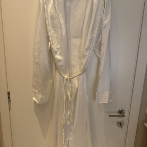 Satin home kimono white, like new, vintage with belt