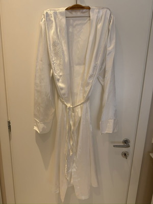 Satin home kimono white, like new, vintage with belt