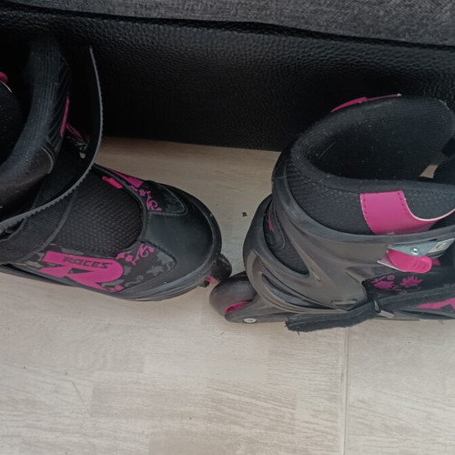 Roller skates like new with four wheels