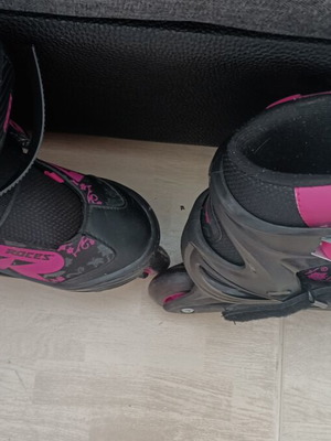 Roller skates like new with four wheels