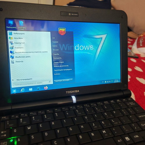 Toshiba NB200 netbook with bag and wireless mouse