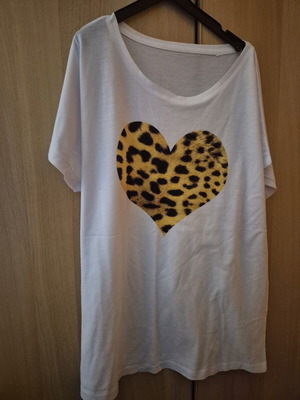 Short-sleeve T-shirt with leopard heart like new, cotton, size L