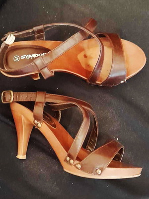 Τσόκαρα ξύλινα καφέ με τακούνι Νο41 μεταχειρισμένα