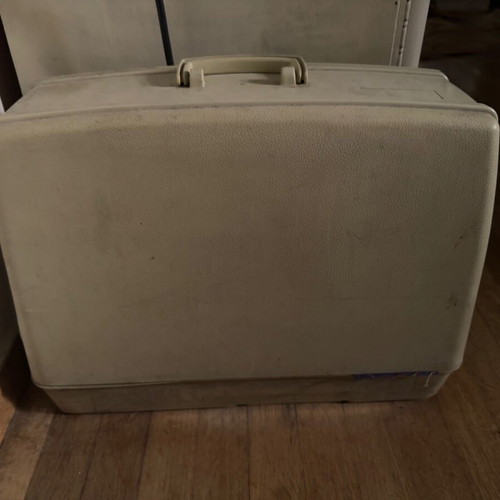 Singer sewing machine used, model 1980, in very good condition