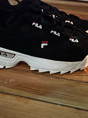 Fila sneakers size 44 black like new