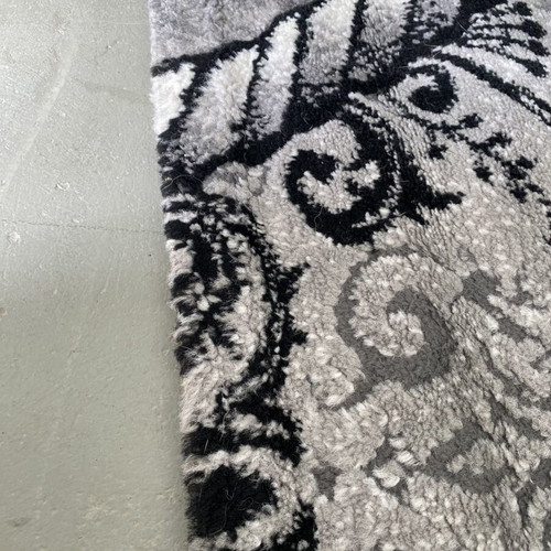 Large black and white rug like new, 2.30x1.90 m