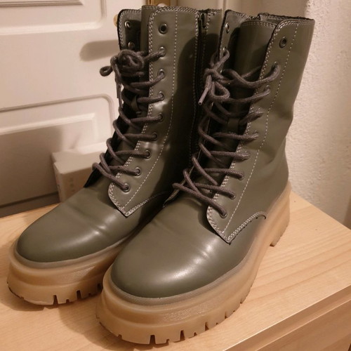 Green boots used with laces size 39