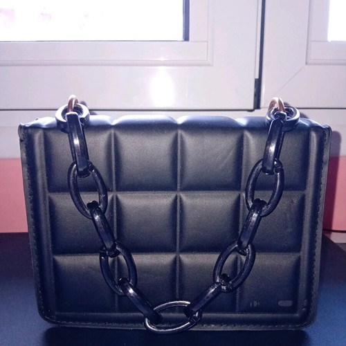 Small black bag with black chain used