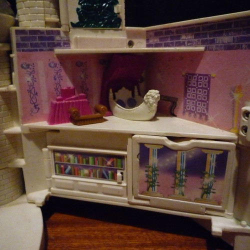 Trendmasters castle 1998 used with three figures