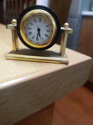 Επιτραπέζιο vintage ρολόι quartz σαν καινούργιο με ρωμαϊκούς αριθμούς, ξύλο και χρυσό χρώμα
