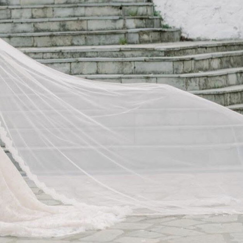 Wedding dress with lace and veil like new, size XS