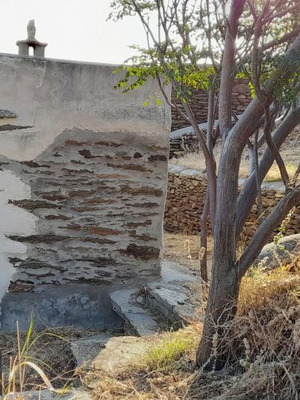 Plot in Ktikados village 2022 m² with old stone farmhouse and five stone stables
