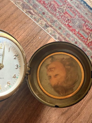 Collectible globe clock like new, mechanical wind-up
