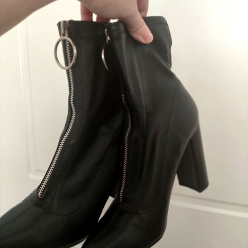 Black ankle boots size 37 like new with zipper